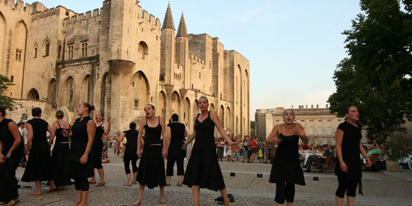 Spectacle devant le palais des papes pour le Festival d'Avignon